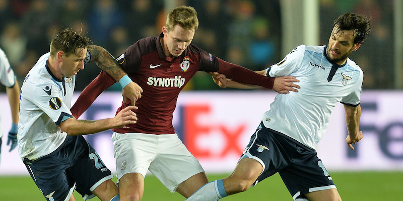 Lukas Julis dello Sparta fra Lucas Biglia e Marco Parolo (CTK via AP Images)