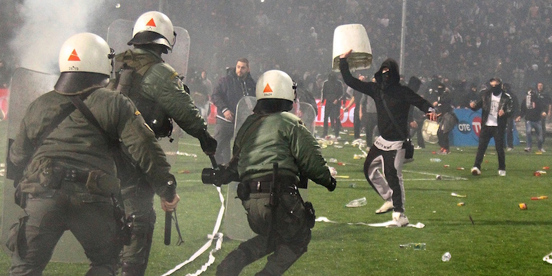 Gli incidenti durante PAOK-Olympiakos (InTime Sports via AP) GREECE OUT