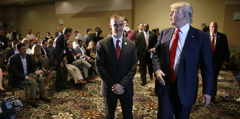 Corey Lewandoski, alla destra di Donald Trump (AP Photo/Charlie Neibergall, File)