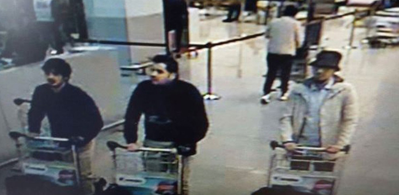 I tre uomini che hanno partecipato all'attentato all'aeroporto di Bruxelles (Belgian Federal Police via AP)