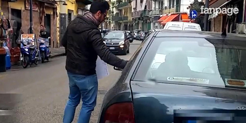 Un frame tratto da un video di Fanpage.it mostra il passaggio della lista dei votanti in occasione delle primarie PD tra due persone all'esterno del seggio 58 di Piscinola in Via Vittorio Veneto (una delle due persone è in auto), Napoli, 7 marzo 2016 (ANSA/ WEB/ FANPAGE.IT)