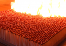 Cosa succede se accendi seimila fiammiferi insieme