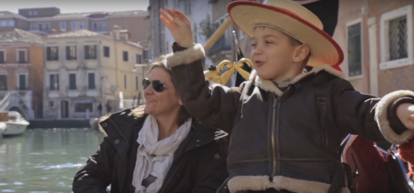 La prima volta su una gondola di alcuni bambini sulla sedia a rotelle