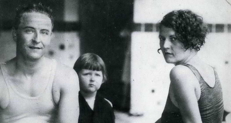 Francis Scott e Zelda Fitzgerald insieme alla figlia Scottie a Virginia Beach, nel 1927. 
(© Keystone Pictures USA/ZUMAPRESS.com)