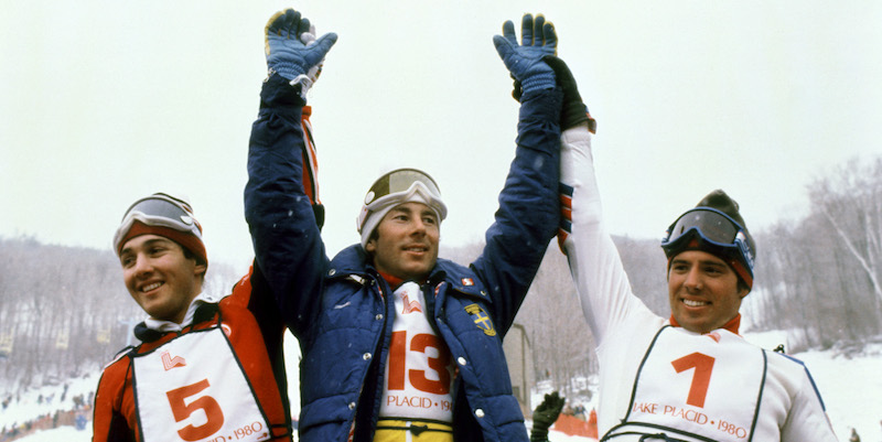 Ingemar Stenmark dopo la vittoria di una medaglia d'oro alle Olimpiadi invernali di Lake Placid, nel 1980 (STAFF/AFP/Getty Images)