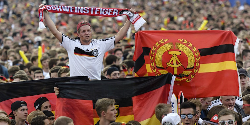 Una bandiera della Germania dell'Est durante una partita della nazionale tedesca ai Mondiali del 2014 (CLEMENS BILAN/AFP/Getty Images)