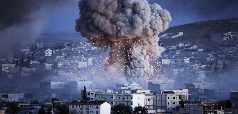 L'esplosione di un'autobomba dell'ISIS nella città curda di Kobane, in Siria, nell'ottobre 2014. (Gokhan Sahin/Getty Images)
