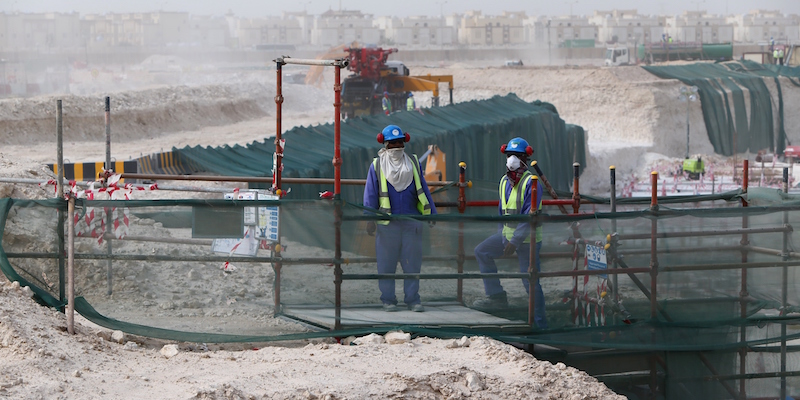 Due operai nel cantiere dello stadio al-Wakrah, uno di quelli che ospiterà i Mondiali del 2022 (MARWAN NAAMANI/AFP/Getty Images)