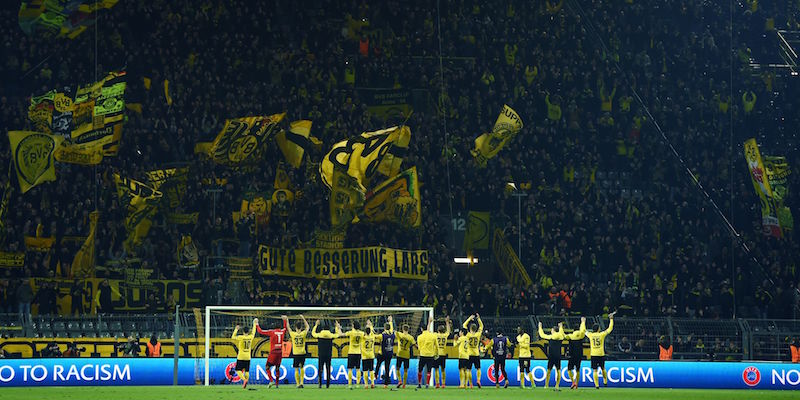 I tifosi e i giocatori del Borussia dopo la partita contro il Tottenham (PATRIK STOLLARZ/AFP/Getty Images)