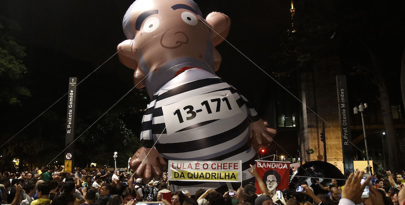Una manifestazione contro Dilma Rousseff e l'ex presidente Lula a Sao Paulo (MIGUEL SCHINCARIOL/AFP/Getty Images)