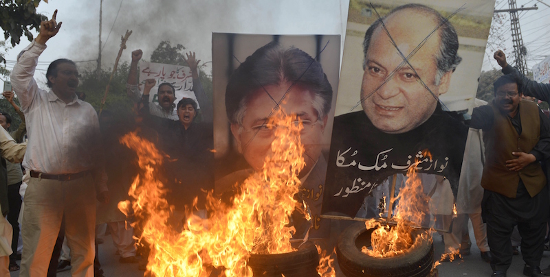 Una manifestazione contro Nawaz Sharif, il 18 marzo 2016 (ARIF ALI/AFP/Getty Images)