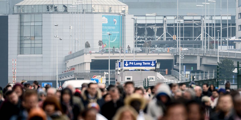 L'evacuazione dell'aeroporto di Zavantem (DIRK WAEM/AFP/Getty Images)