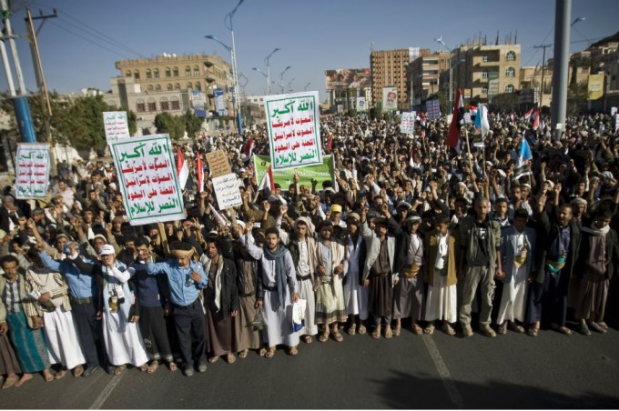 Una manifestazione dei ribelli Houthi a San'a. Sui cartelloni è scritto "Dio è grande, morte all'America, morte a Israele, maledetti gli ebrei, vittoria all'Islam" (AP Photo/Hani Mohammed)