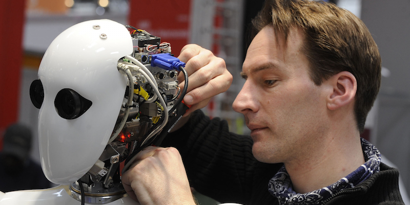 Un tecnico lavora sul robot AILA, Hannover, Germania, 2010. 
(NIGEL TREBLIN/AFP/Getty Images)