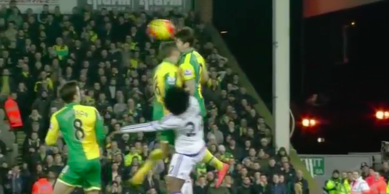 Il duro scontro di gioco fra tre giocatori in Norwich-Chelsea