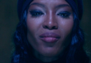 Il video musicale con Naomi Campbell che piange