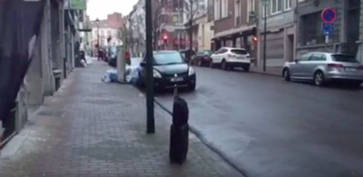 Una parlamentare del M5S ha abbandonato una valigia a Bruxelles, per fare un “test di sicurezza”