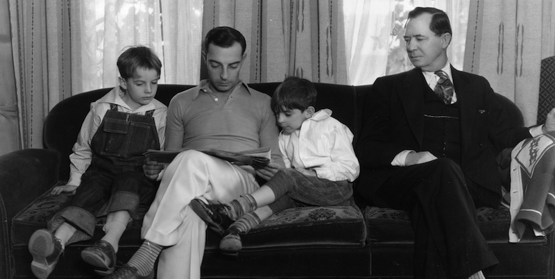 L'attore Buster Keaton legge con i suoi due figli Bob e Joe e suo padre Joe Keaton. La foto è del 1925, scelta senza alcun riferimento alle capacità paterne di Keaton. 
(Hulton Archive/Getty Images)