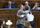 Il bacio sulla bocca tra Pablo Iglesias e Xavier Doménech nel Parlamento spagnolo