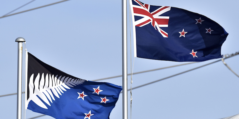 L'attuale e futura bandiera della Nuova Zelanda (a destra) sventola a fianco della proposta di bandiera alternativa a Wellington, il 4 marzo 2016 (MARTY MELVILLE/AFP/Getty Images)