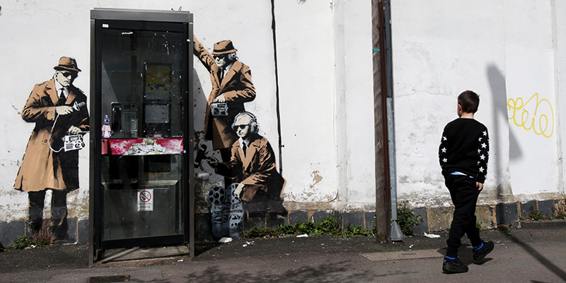 Un'opera di Banksy, fotografata nel 2014 nel Gloucestershire, in Inghilterra (Matt Cardy/Getty Images)