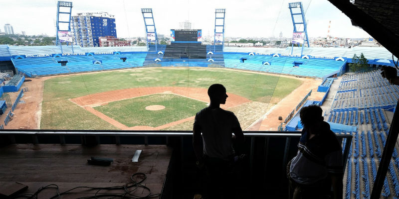 I lavori per il rinnovamento dell'Estadio Latinoamericana all'Avana in vista della visita di Obama del 22 marzo (Bonnie Jo Mount/Washington Post)