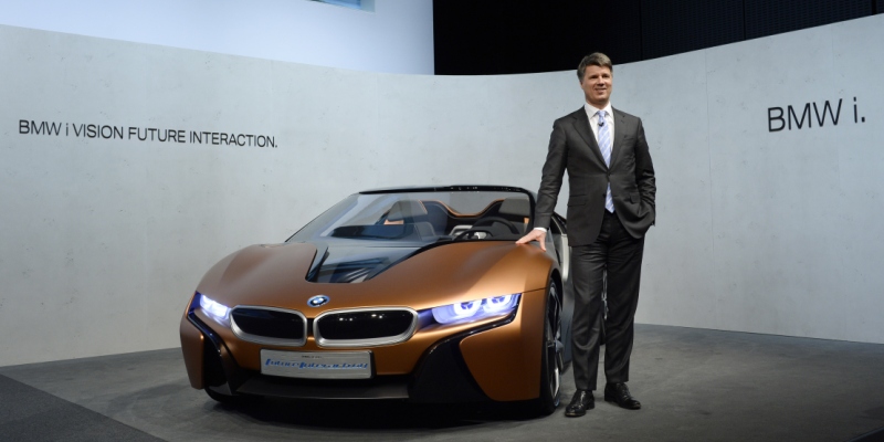 Il CEO del gruppo BMW, Harald Krueger, accanto a una BMW i Vision Future Interaction Concept. (CHRISTOF STACHE/AFP/Getty Images)