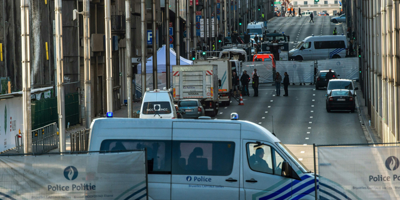La polizia davanti alla stazione della metropolitana di Maalbeek, a Bruxelles. (PHILIPPE HUGUEN/AFP/Getty Images)