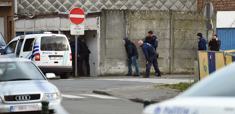 I poliziotti durante l'operazione antiterrorismo a Bruxelles. (EMMANUEL DUNAND/AFP/Getty Images)