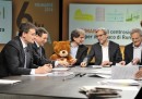 C'è un candidato sindaco di Roma che fa campagna elettorale con un grosso orso di peluche