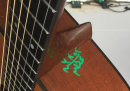 Le foto della chitarra di Bryan Adams danneggiata da una dogana egiziana