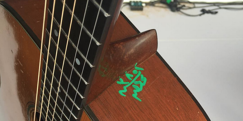 La scritta sulla chitarra di Bryan Adams danneggiata all'aeroporto del Cairo (Bryan Adams)