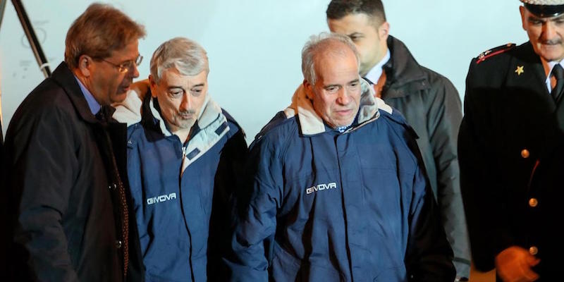 Gino Pollicardo e Filippo Calcagno accolti dal ministro degli Esteri Paolo Gentiloni all'aeroporto di Ciampino (ANSA/ALESSANDRO DI MEO)