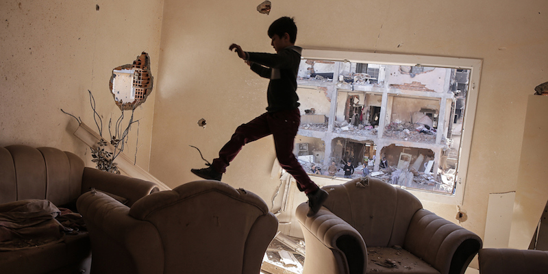 Un bambino salta da una poltrona all'altra della sua casa distrutta
2 marzo 2016 

(Cagdas Erdogan/Getty Images)