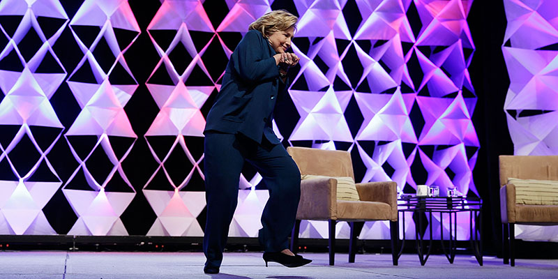Hillary Clinton schiva un oggetto tirato da una donna durante un evento pubblico nell'aprile 2014. (Isaac Brekken/Getty Images)