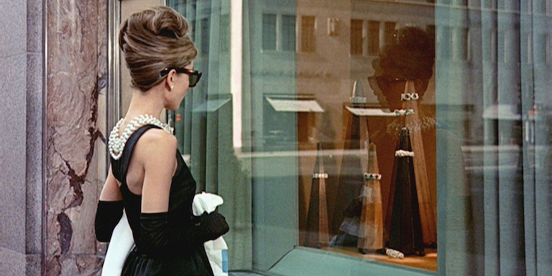 Audrey Hepburn interpreta Holly Golightly davanti alla vetrina del negozio di Tiffany a New York