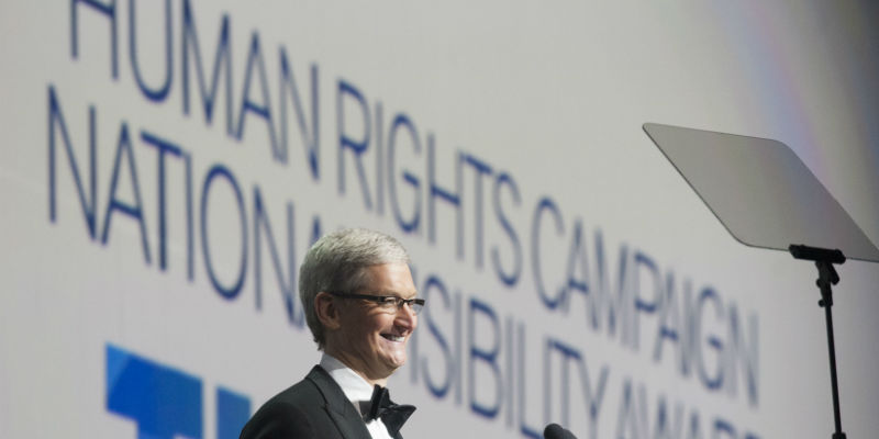 Il CEO di Apple Tim Cook riceve il premio National Visibility Award assegnato dall'associazione per i diritti LGBT americana Human Rights Campaign, il 3 ottobre 2015 a Washington. (Kevin Wolf/AP Images for Human Rights Campaign)