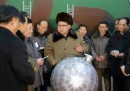 La foto di Kim Jong-un con una bomba atomica in miniatura (probabilmente finta)