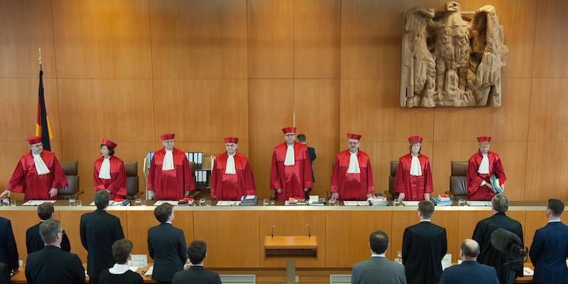 Giudici della Corte Costituzionale Federale tedesca a Karlsruhe, il 1 marzo 2016 (MARIJAN MURAT/AFP/Getty Images)