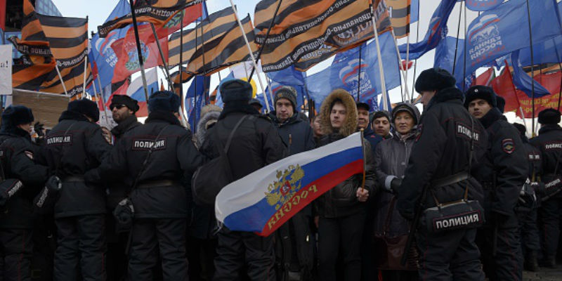 Un raduno di sostenitori del governo russo in occasione del secondo anniversario dell'annessione della Crimea a Mosca, il 18 marzo 2016 (NATALIA KOLESNIKOVA/AFP/Getty Images)