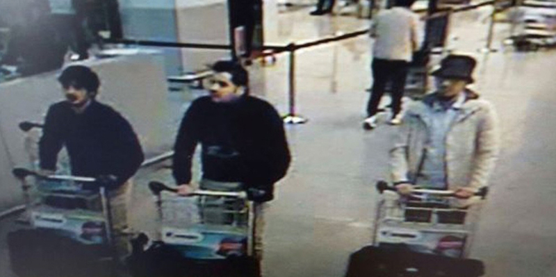 I tre attentatori dell'aeroporto di Bruxelles: quello a destra è l'uomo col cappello ancora ricercato dalla polizia (Belgian Federal Police via AP)