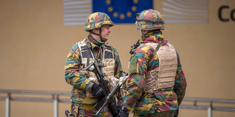 Soldati belgi fuori dall'edificio della Commissione Europea a Bruxelles, in Belgio (PHILIPPE HUGUEN/AFP/Getty Images)