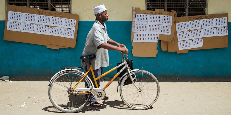 Un uomo di fronte a un seggio elettorale a Zanzibar (DANIEL HAYDUK/AFP/Getty Images)