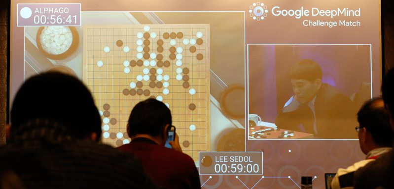 Lee Se-dol, a destra, nella partita contro AlphaGo. (AP Photo/Lee Jin-man)