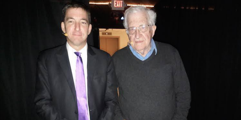 Il giornalista Glenn Greenwald e il linguista Noam Chomsky (profilo Facebook di Greenwald)