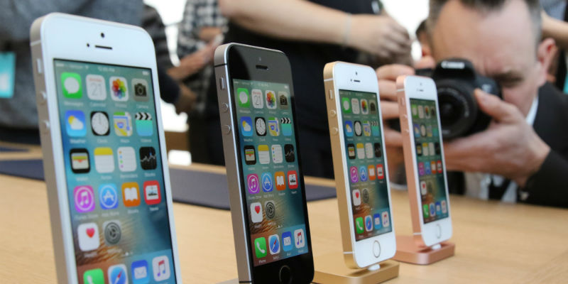 Il nuovo iPhone SE all'evento di lancio di Apple a Cupertino, California, il 21 marzo 2016 (Christoph Dernbach/picture-alliance/dpa/AP Images)