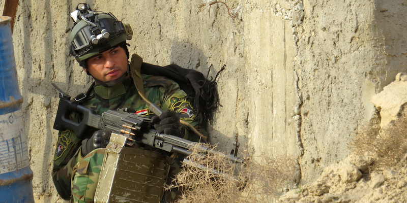 Un soldato iracheno nella provincia di Anbar, in Iraq (MOADH AL-DULAIMI/AFP/Getty Images)