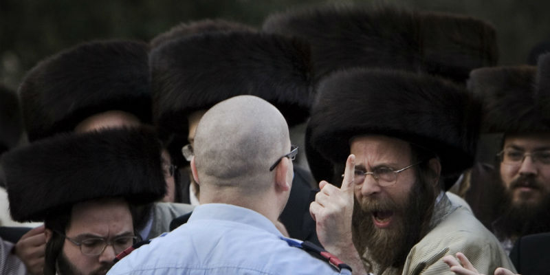 Un manifestante ebreo ultra-ortodosso discute animatamente con un poliziotto israeliano durante una manifestazione, il 24 ottobre 2009 ((AP Photo/ Tara Todras-Whitehill, Files)