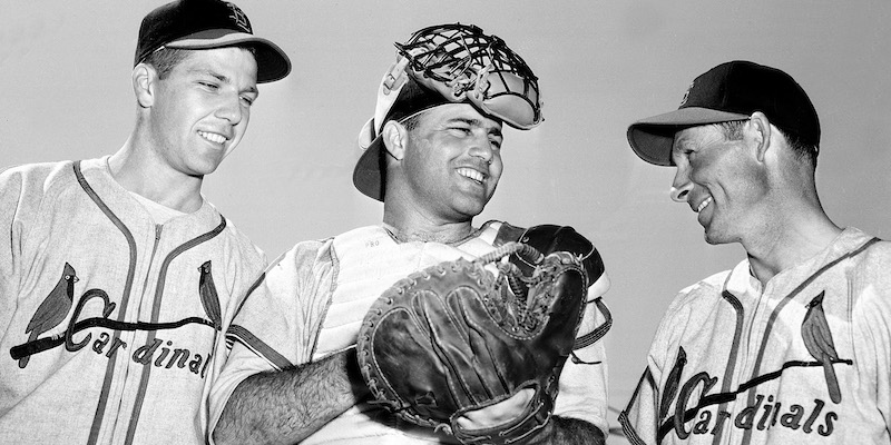 Joe Garagiola (al centro) quando giocava con i St. Louis Cardinals, il 22 febbraio 1951 (AP Photo/File)
