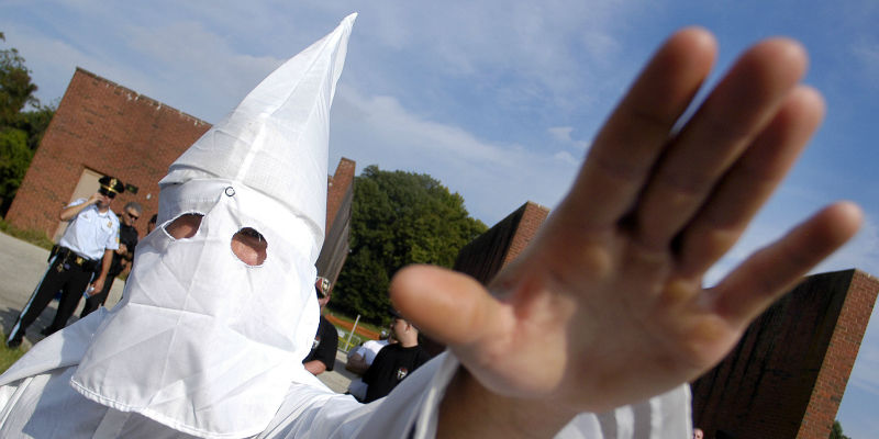 Un membro del Ku Klux Klan a un raduno a Valley Forge, in Pennsylvania, il 25 settembre 2004 (William Thomas Cain/Getty Images)